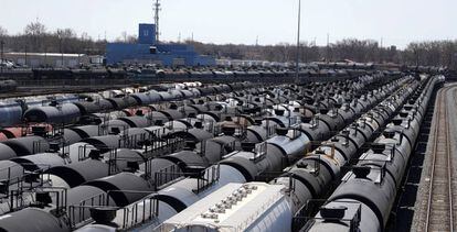 Vagones de transporte de petróleo aparcados en los alrededores de Chicago.
