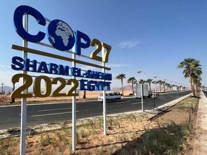Un cartel anuncia la COP27 en la carretera que conduce a la zona donde se celebrará la cumbre, en la ciudad egipcia de Sharm el Sheij.