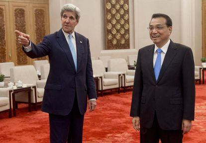 El secretario de Estado Kerry y el primer ministro Li Keqiang este martes.