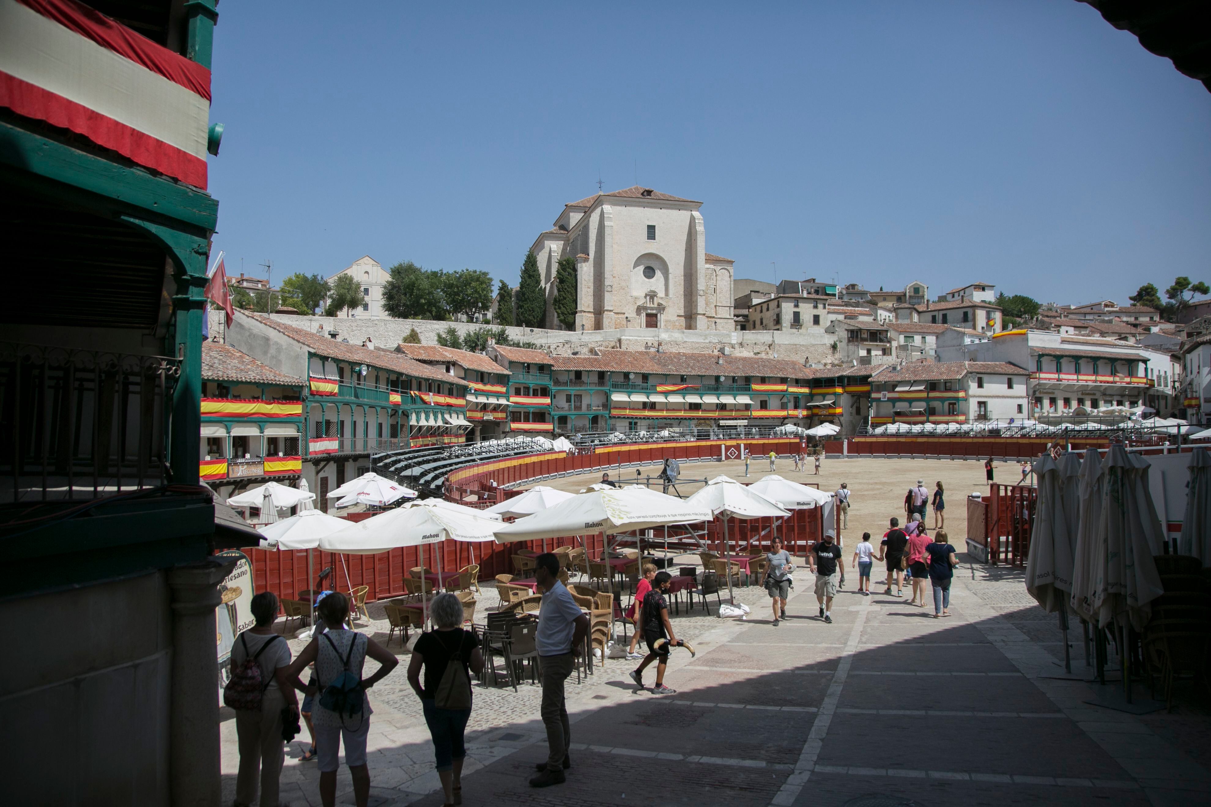 Plaza Mayor de Chinchón, convertida ayer en coso taurino por las fiestas del pueblo.