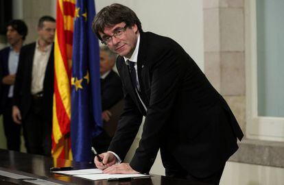 Carles Puigdemont firma la declaraci&oacute;n de independencia en el parlamento catal&aacute;n