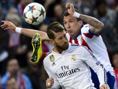 Sergio Ramos y Mario Mandzukic pelean por un balón.