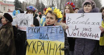 Manifestaci&oacute;n ayer en Volnovaja por los 12 muertos de la semana pasada.