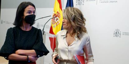 La ministra de Transportes, Raquel Sánchez (derecha), junto a la secretaria de Estado, Isabel Pardo de Vera. 