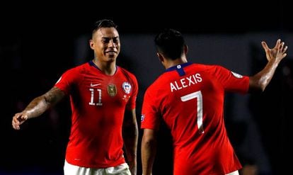 Vargas celebra con Alexis Sánchez uno de los goles de Chile ante Japón.