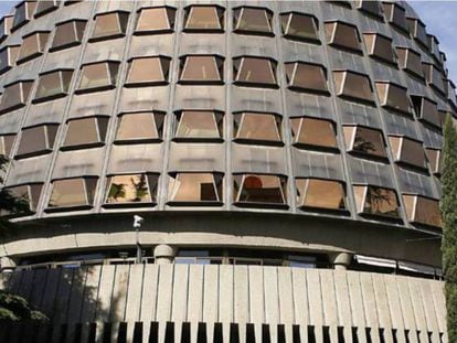 Fachada del edificio del Tribunal Constitucional. Vídeo: las veces que Montoro evitó llamar 