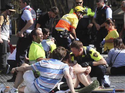 Policies i sanitaris atenen ferits a la Rambla, el 17 d'agost del 2017.