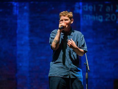 Kae Tempest, figura británica del rap y el 'spoken word', en su actuación del 7 de mayo en Barcelona.