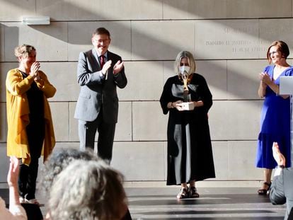 Carmen Calvo, en el centro, con el premio Julio González 2022. A su izquierda, la consejera de Cultura, Raquel Tamarit, y el presidente de la Generalitat, Ximo Puig. A su derecha, la directora del IVAM, Nuria Enguita.