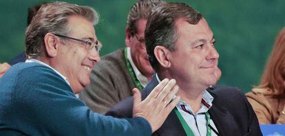 El secretario general del PP andaluz, Jos&eacute; Luis Sanz (derecha), ayer en su despedida del cargo. 