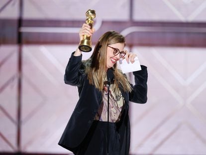 La directora Justine Triet recoge el Globo de Oro al mejor guion por 'Anatomía de una caída' en la ceremonia de los premios en Los Ángeles, a principios de enero.