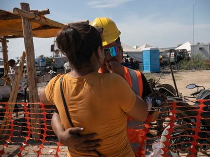Sergio Martínez recibe la bendición de su esposa, Victoria Guajardo, durante la operación de rescate de su hermano, Jorge Luis, uno de los nueve mineros atrapados por el derrumbe de un pozo de carbón en Coahuila.