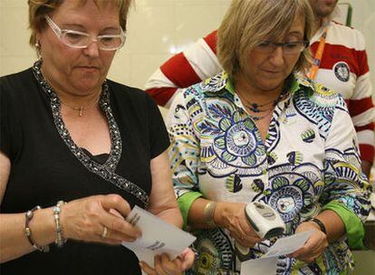 Estreno del voto electrónico en un colegio en Lleida.