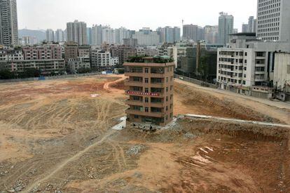 En esta fotografía tomada en 2007 se puede ver una 'casa clavo', propiedad de Choi Chu Cheung y su esposa Zhang Lian-hao, que se negaron a aceptar la compensación ofrecida por la constructora de un centro financiero.
