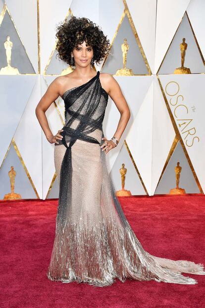 Halle Berry arriesgó con un vestido de Atelier Versace.