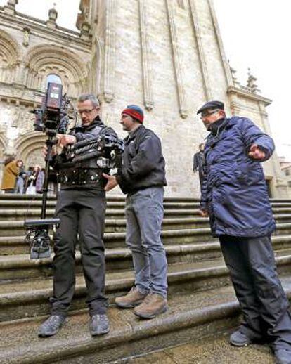 El director madrileño afincado en Galicia Jorge Algora (d), durante el rodaje de su tercera película, "Es inevitable", un drama romántico coproducción hispano-argentina. EFE/Archivo