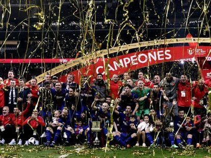 La plantilla y el cuerpo técnico del Barça celebran el título de Copa.