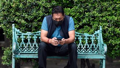 Un hombre mira su teléfono móvil en la ciudad de México durante la caída de Facebook, Instagram y WhatsApp el pasado lunes.
