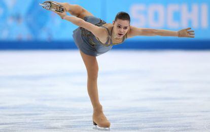 La rusa Adelina Sotnikova compitiendo en la prueba de patinaje artístico estilo libre femenino. 