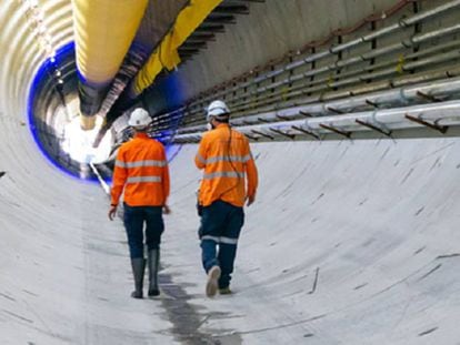 Dos trabajadores de Cimic en una conducción construida por la filial de ACS.