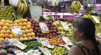 Puesto de fruta en el Mercado Maravillas de Madrid 