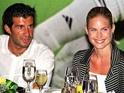 Luis Figo aparece con su esposa, Helen Svedin, el miércoles pasado en el club Salud y Mantenimiento en Forma de Abu Dabi