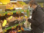 Un socio hace la compra de frutas en el supermercado LA OSA en Tetuán.