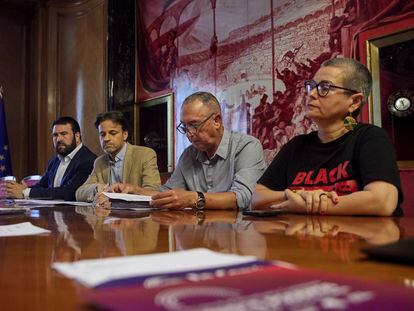 Desde la izquierda, Iñarritu (Bildu), Asens (UP), Baldoví (Compromís) y Dantas (ERC), en un encuentro el pasado jueves con grupos de derechos humanos por la tragedia de Nador.