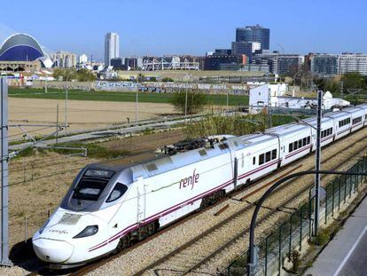 El AVE saliendo de la estación de Valencia.