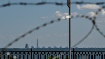 La central nuclear de Zaporiyia vista desde la ciudad de Nikopol.