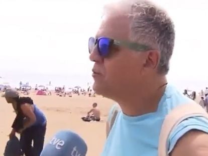 Momento en el que un ladrón roba un bolso en la playa de Barcelona durante una entrevista de La1 de TVE.