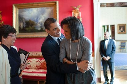 Barack Obama abraza a su esposa, Michelle Obama, en la Casa Blanca el 20 de marzo de 2009.
