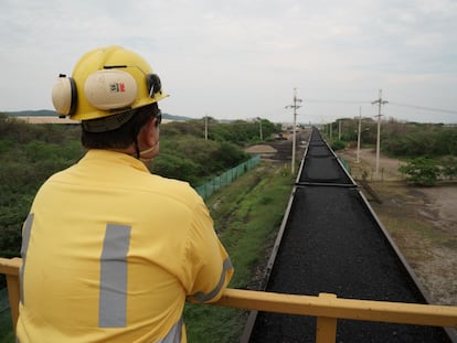Un ingeniero de Carbones del Cerrejón supervisa los contenedores de carbón que son transportados para su exportación, en Albania, Colombia