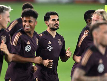 Ilkay Gündogan, en el centro de la imagen, durante el entrenamiento de la selección de Alemania, este sábado en Qatar.