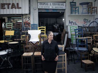 Una mujer, en su tienda de muebles en Atenas. 