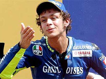 Valentino Rossi envía un beso desde lo más alto del podio de Mugello.