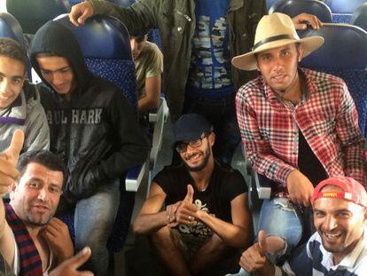 Un grupo de refugiados en el tren que les lleva de Nickelsdorf a Salzburgo. 