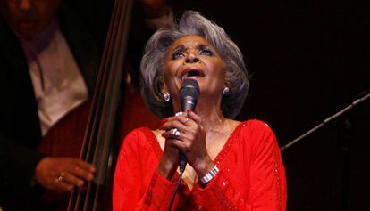 La cantante Nancy Wilson en el Carnegie Hall de Nueva York en 2007.