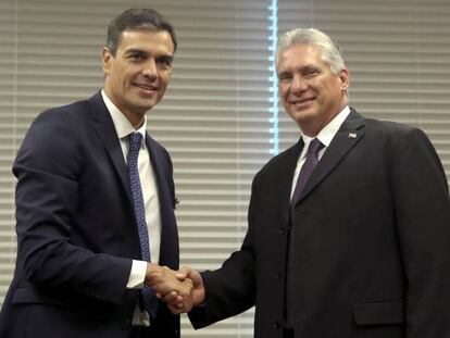 Pedro Sánchez saluda al presidente de Cuba, Miguel Díaz-Canel, en la Asamblea General de la ONU en septiembre. En vídeo, momento en el que Sánchez anunció que visitaría Cuba.