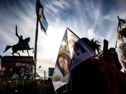 Miles de personas festejan el 'Día de la Lealtad Peronista' con una marcha a favor del gobierno en la Plaza de Mayo, en Buenos Aires.
