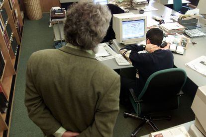 Imagen montada. En la fotografía, un supuesto jefe controlando a un trabajador.
