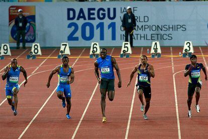 Usain Bolt, en la calle cinco, corre durante la prueba de 100 metros de Daegu