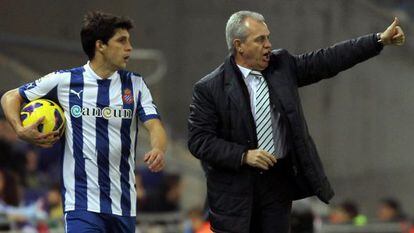 Aguirre da unas indicaciones Javi López ante el Sevilla.