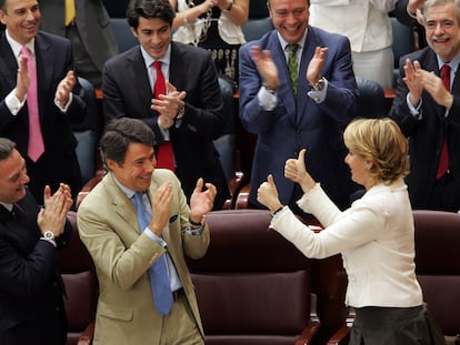 En el centro, Ignacio González aplaude a Esperanza Aguirre en 2007, durante el acto de investidura de la entonces líder del PP de Madrid como presidenta autonómica.