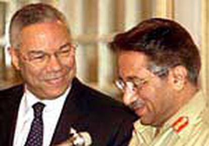 El secretario de Estado norteamericano, Colin Powell, y el presidente de Pakistán, Pervez Musharraf.