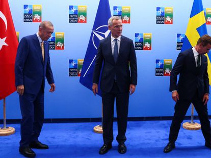 Desde la izquierda Erdogan, Stoltenberg y Kristersson, en Lituania este lunes.