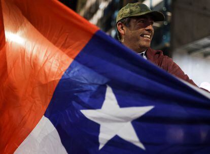 Un partidario del 'no' a la nueva Constitución en Chile celebra los resultados del plebiscito, el domingo en Santiago.