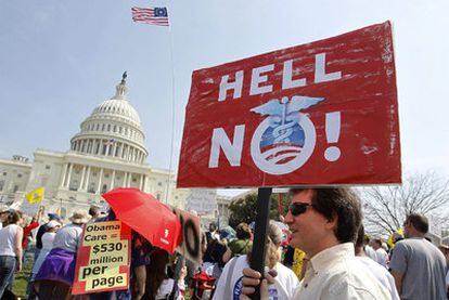 Detractores de la reforma sanitaria de Obama, el domingo ante el Capitolio, en Washington.