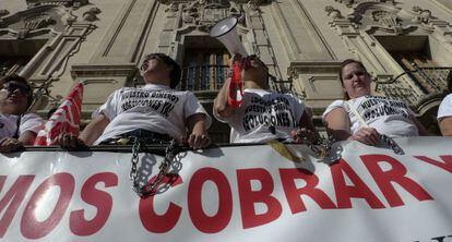 Trabajadores de ayuda a domicilio protestan ante el Ayuntamiento de Jaén