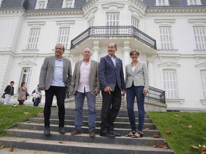 Brian Currin y Alberto Spectorovsky, del Grupo internacional de Contacto, flanqueados por Agus Hernan y Nekane Alzelai, ambos del Foro Social Permanente.